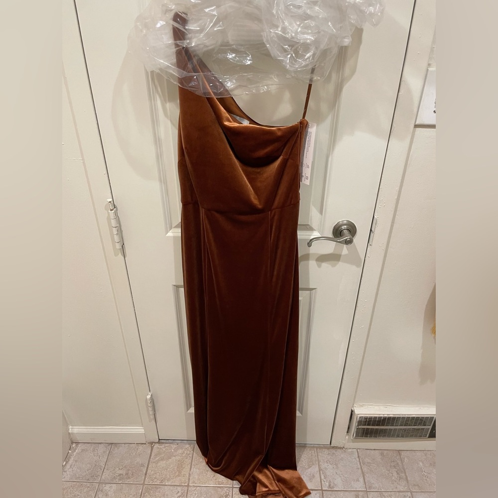 Amsale Robin Bridesmaid Dress - Size 6 NWT, Unaltered, Maple velvet